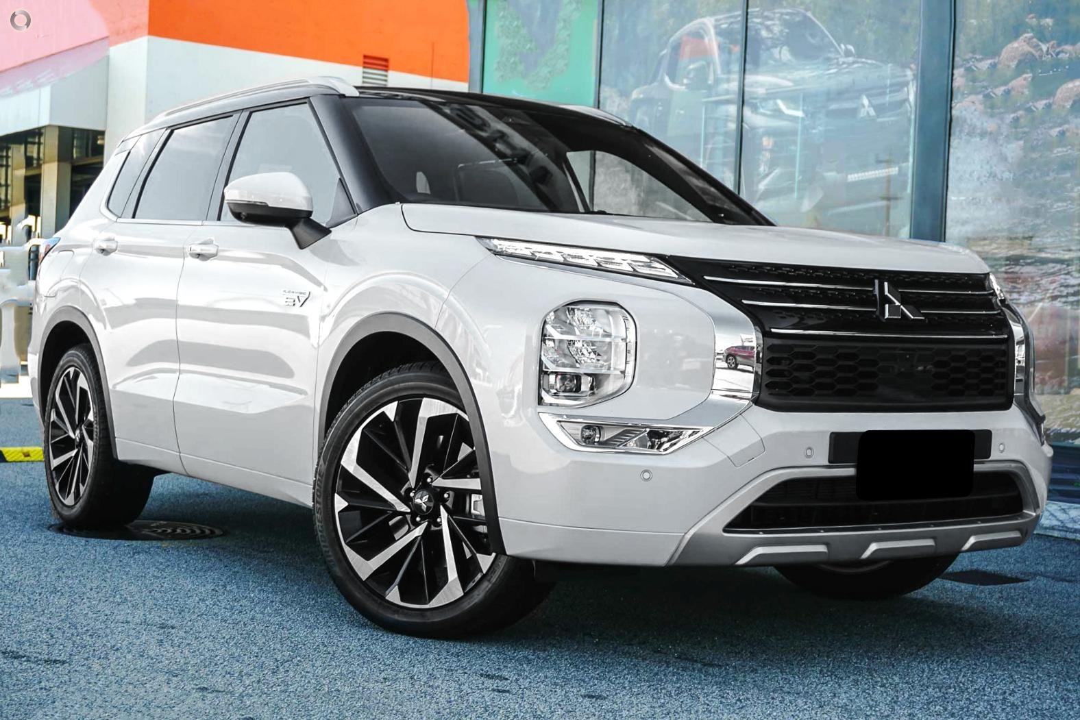 Mitsubishi Outlander image 1