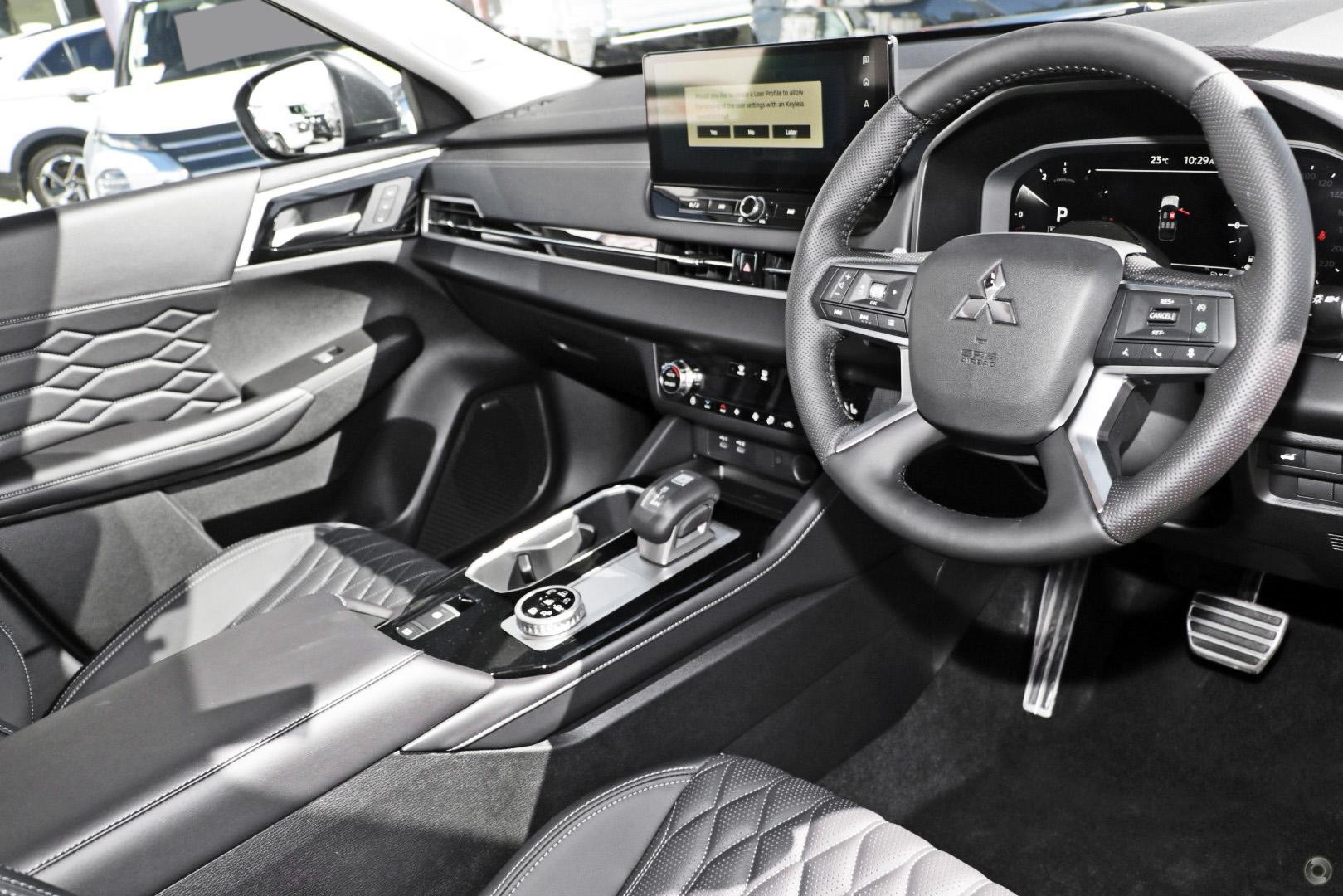 Mitsubishi Outlander image 1