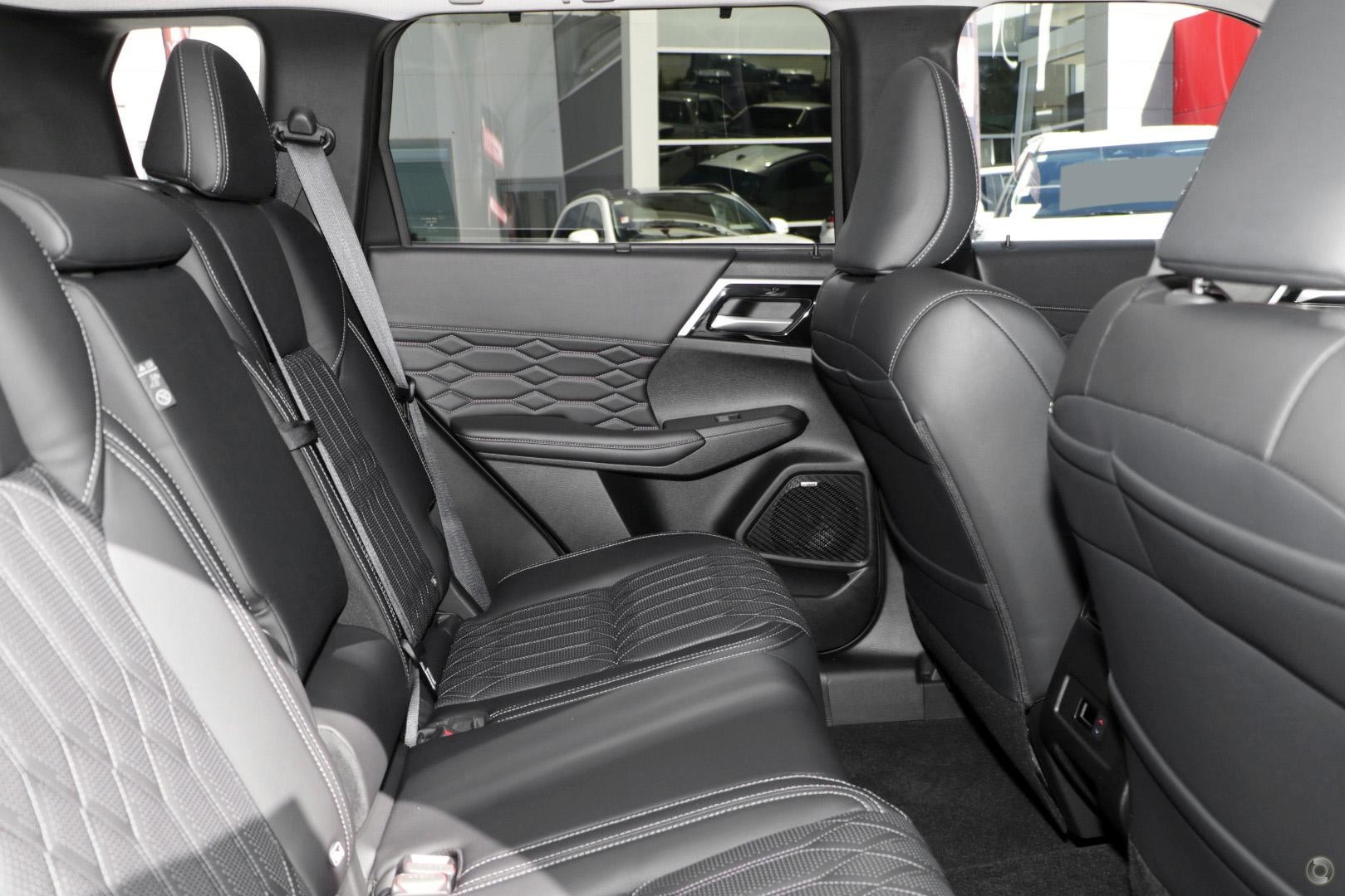 Mitsubishi Outlander image 4