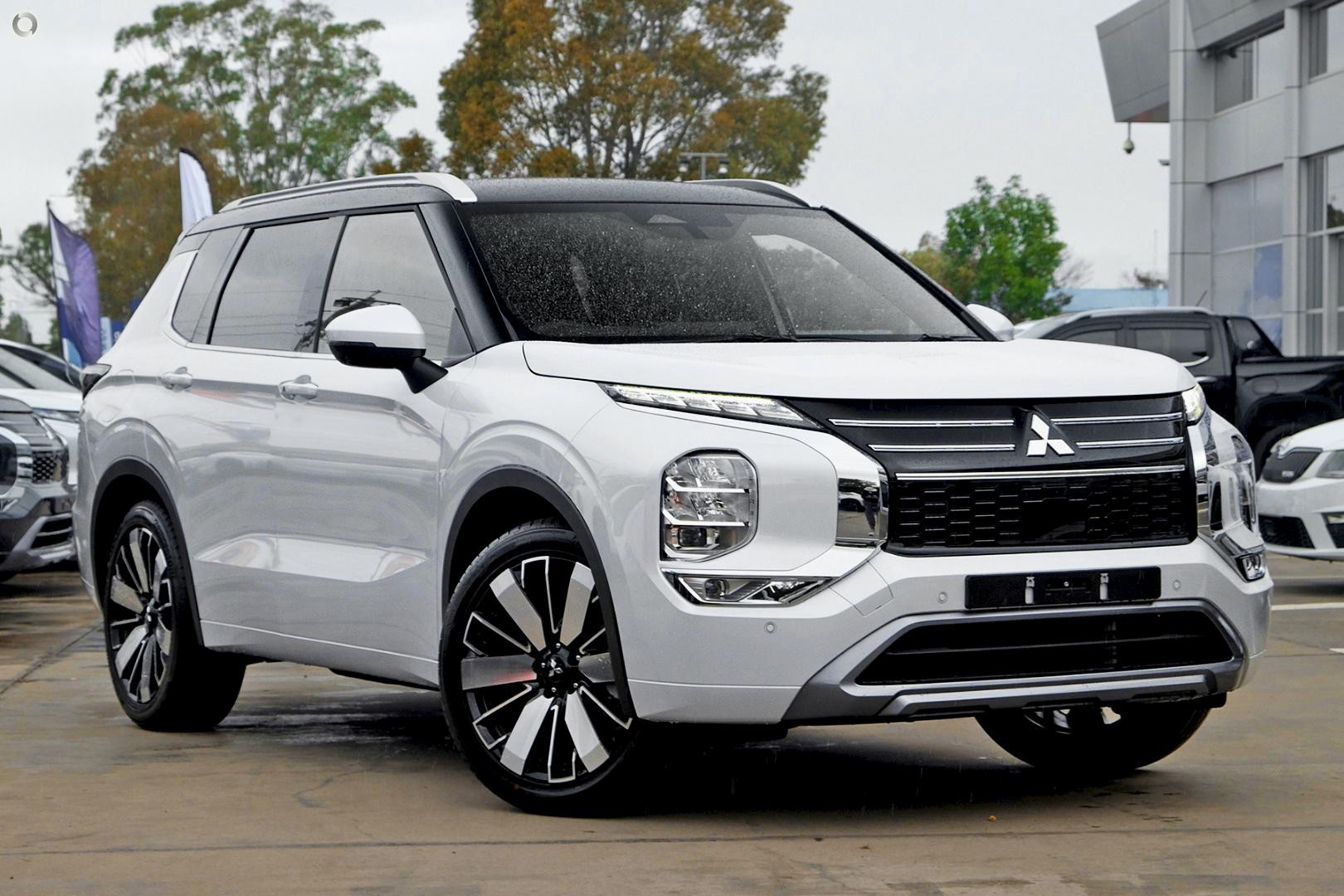 Mitsubishi Outlander image 1
