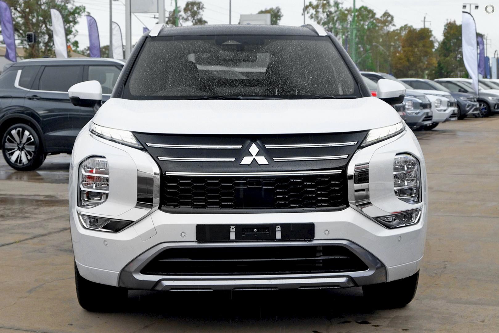 Mitsubishi Outlander image 2