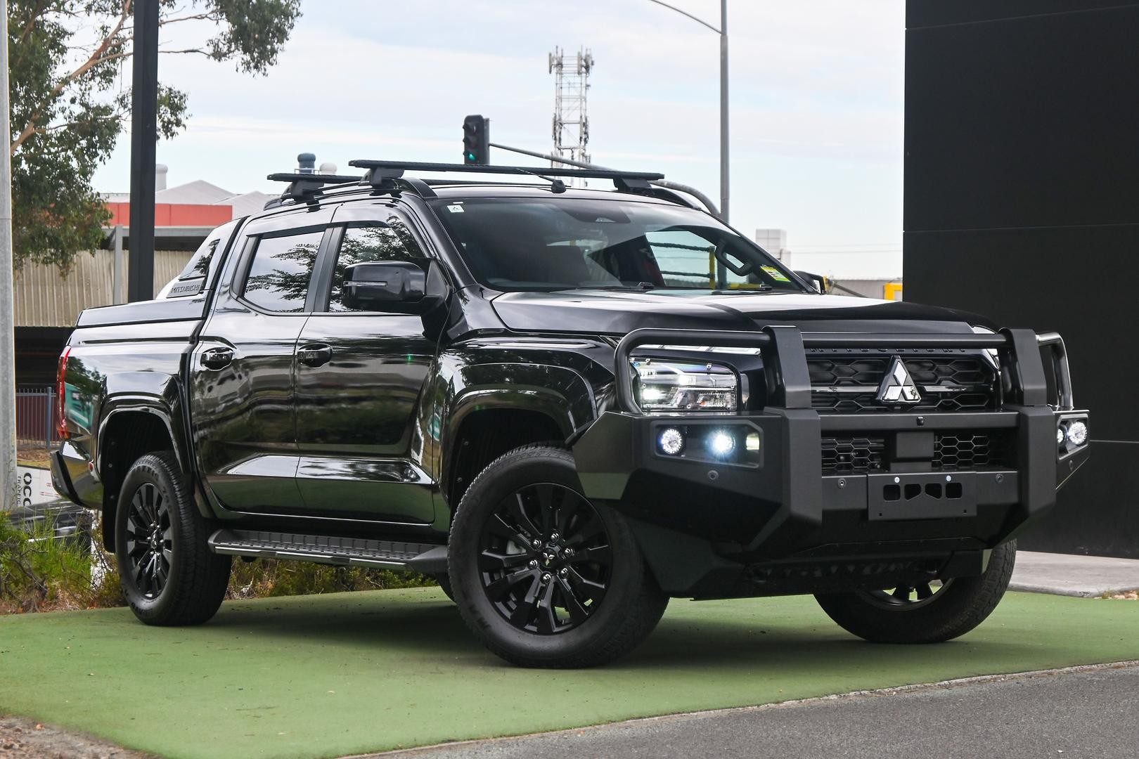 Mitsubishi Triton image 1