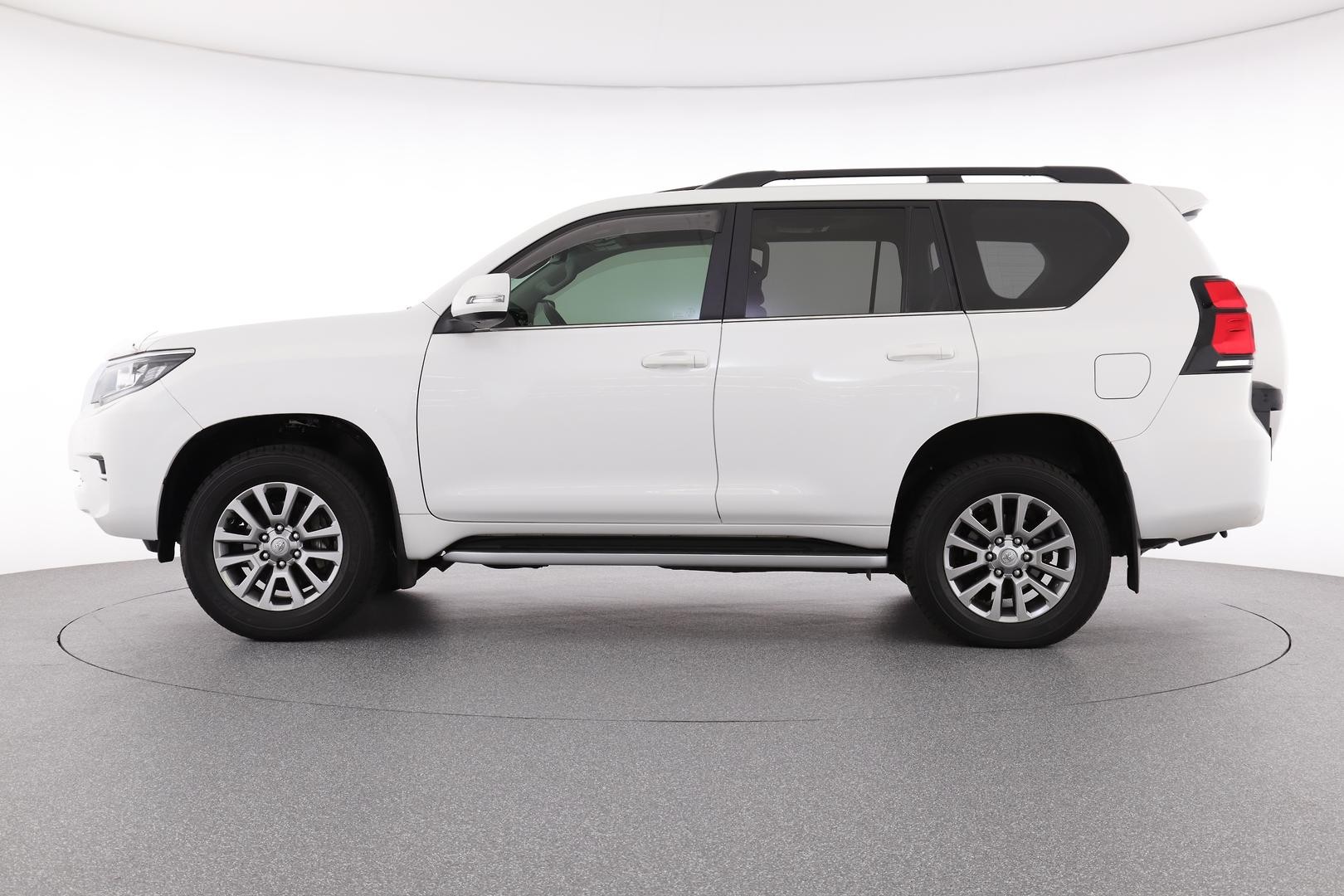 Toyota Landcruiser Prado image 3