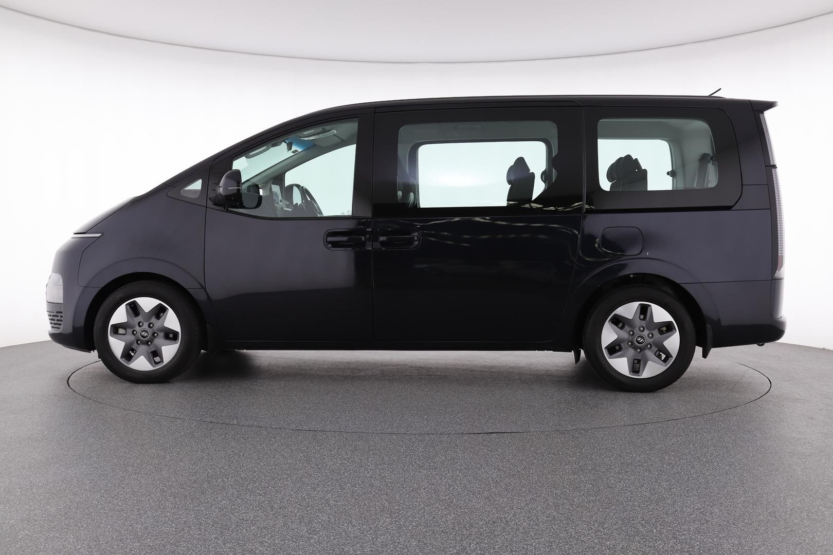 Hyundai Staria image 3