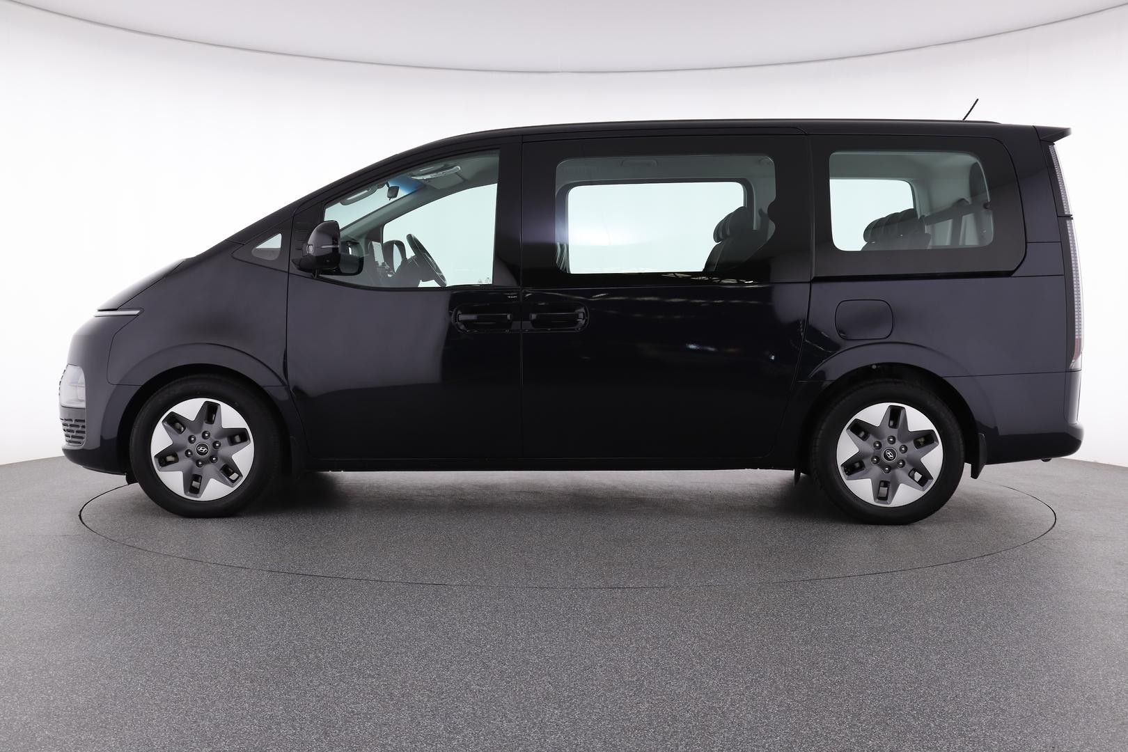 Hyundai Staria image 3