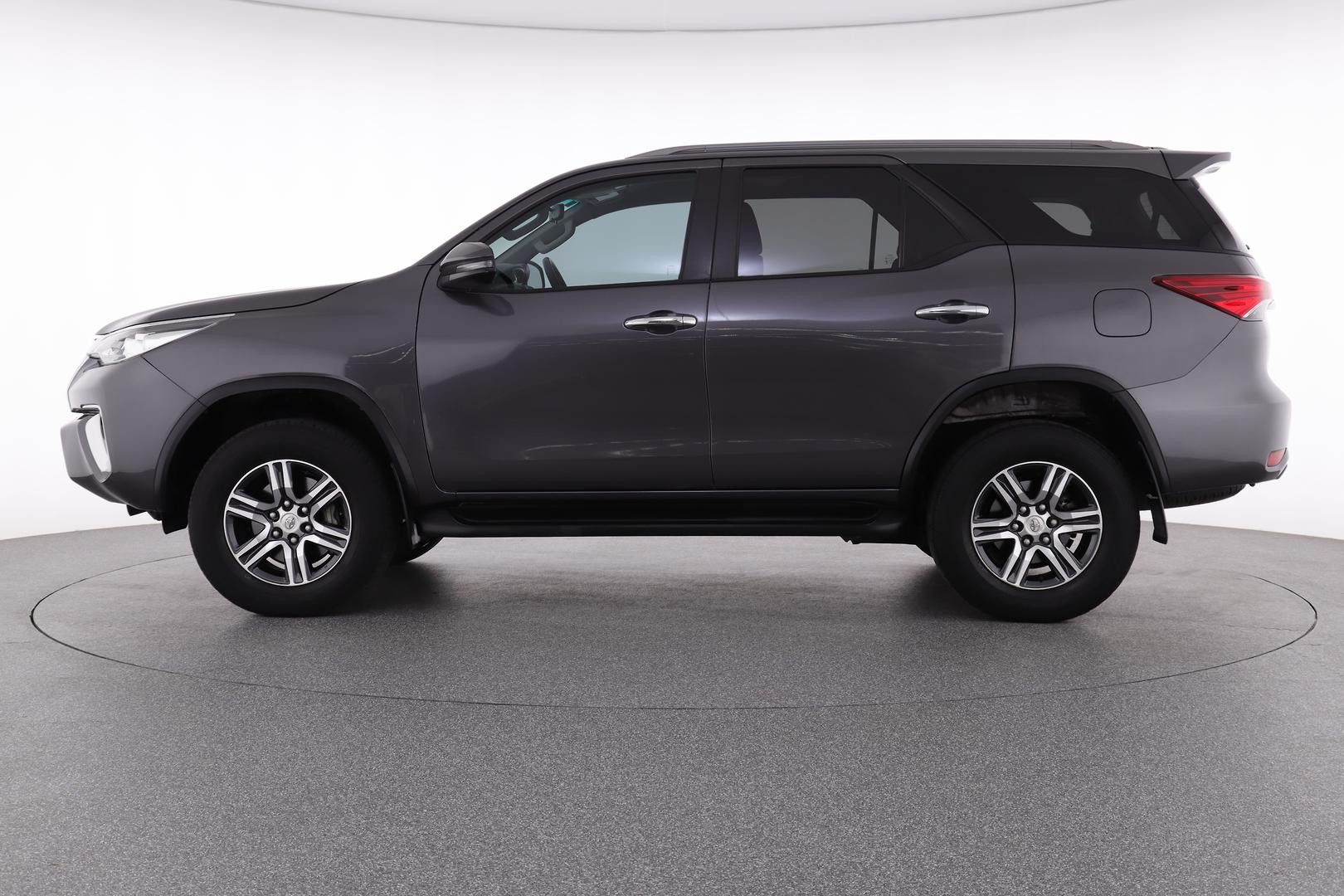 Toyota Fortuner image 3