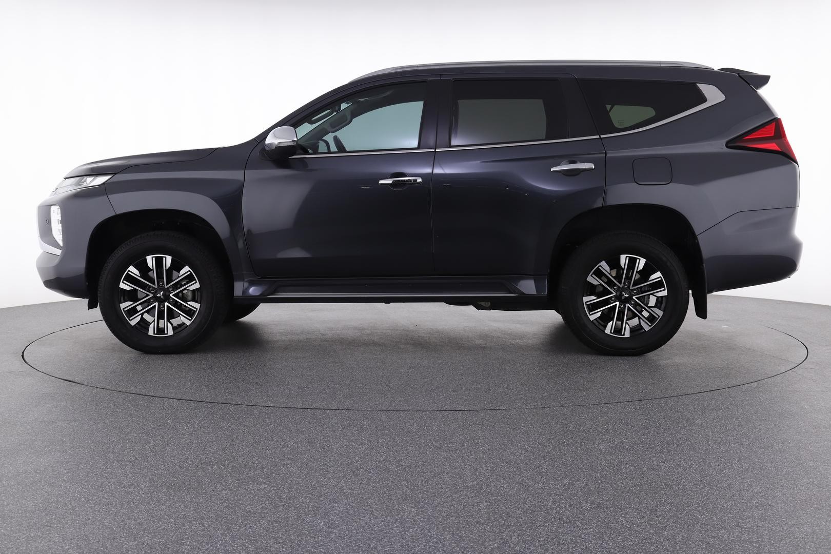 Mitsubishi Pajero Sport image 3