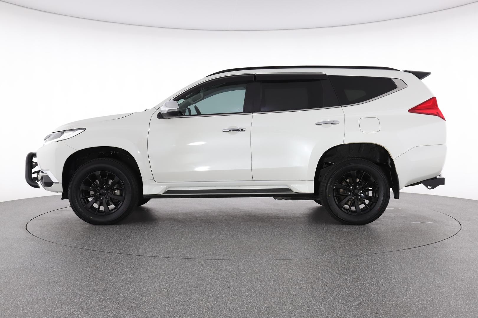 Mitsubishi Pajero Sport image 3