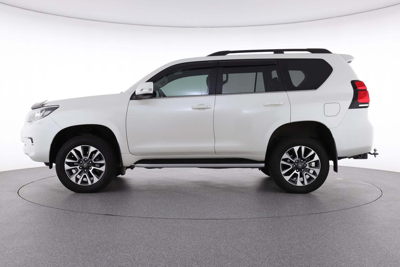 Toyota Landcruiser Prado image 3