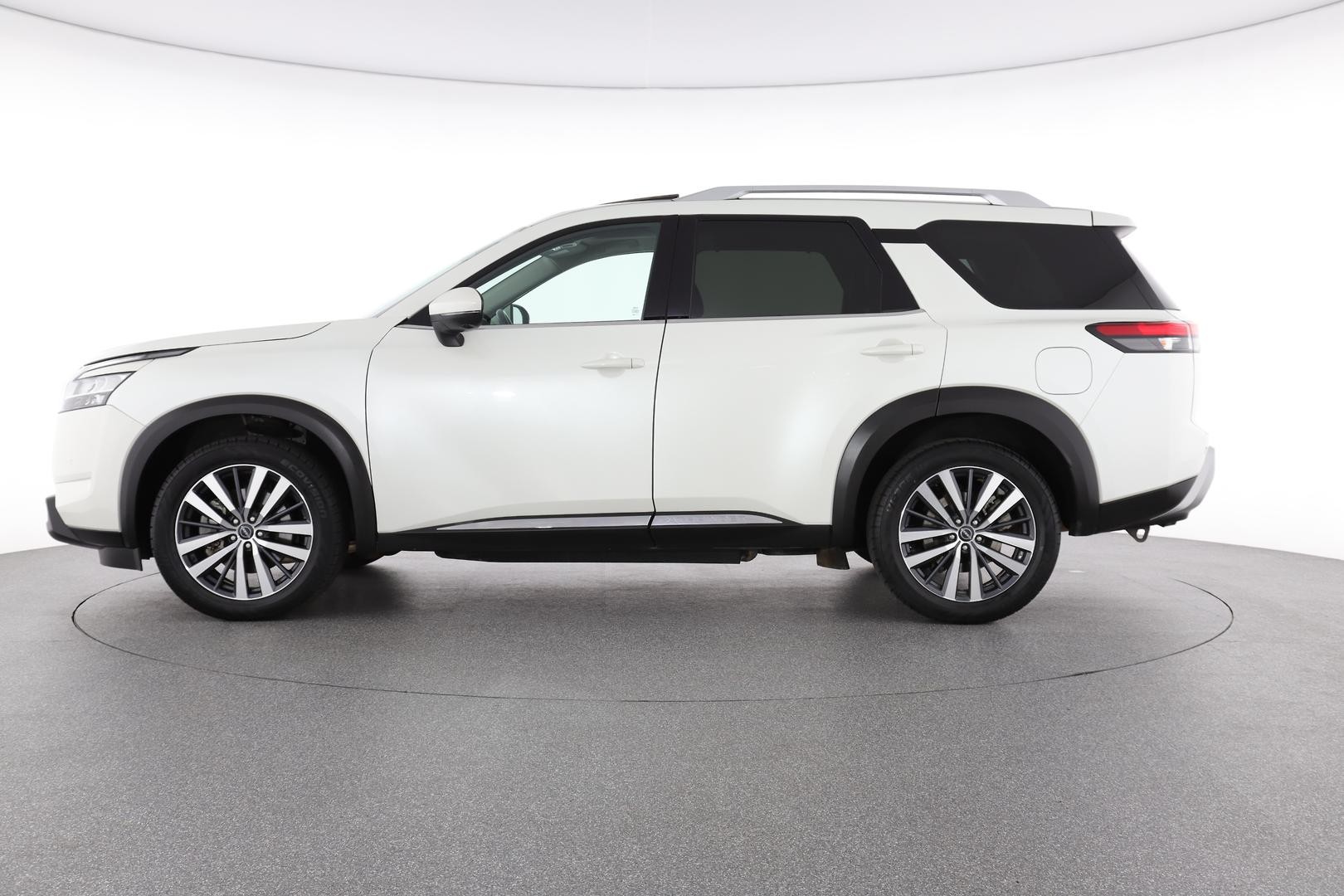 Nissan Pathfinder image 3
