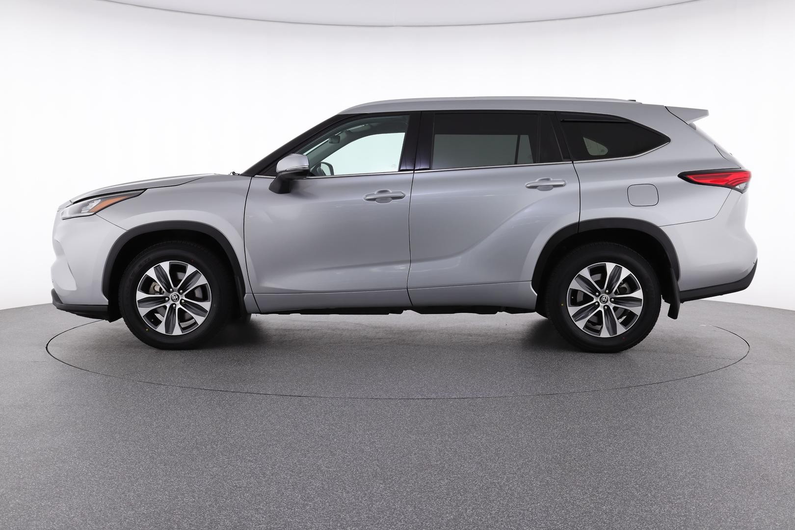 Toyota Kluger image 3
