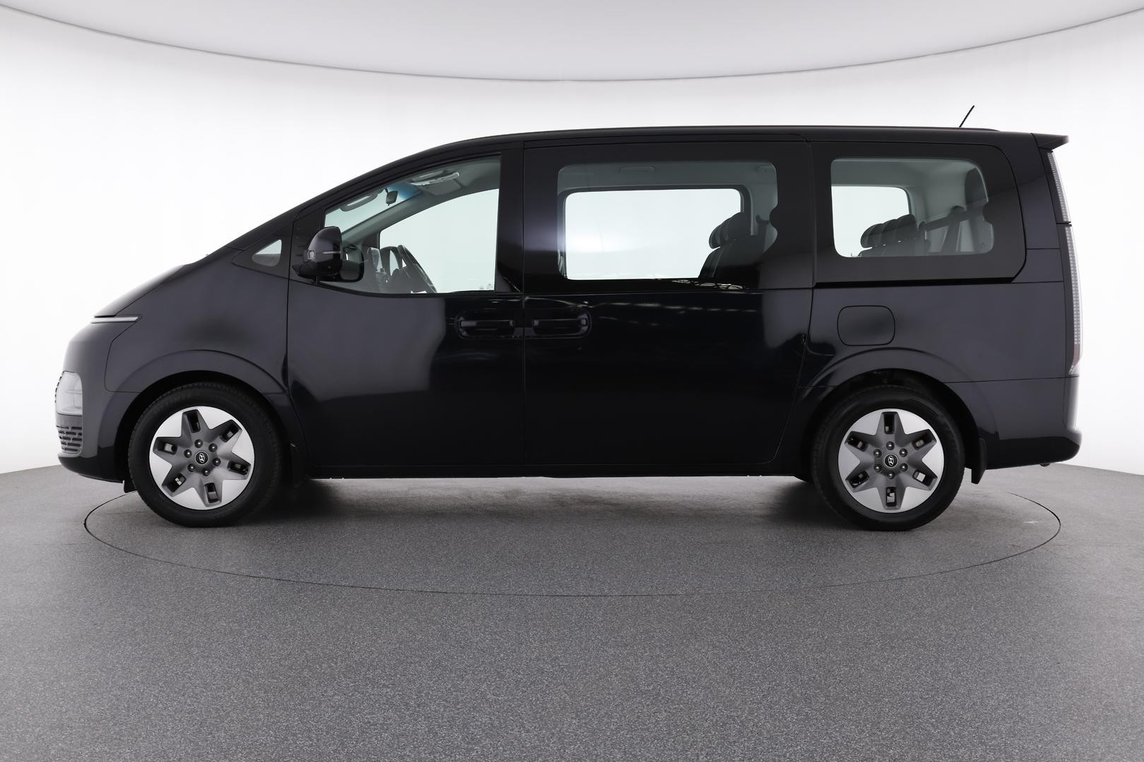 Hyundai Staria image 3