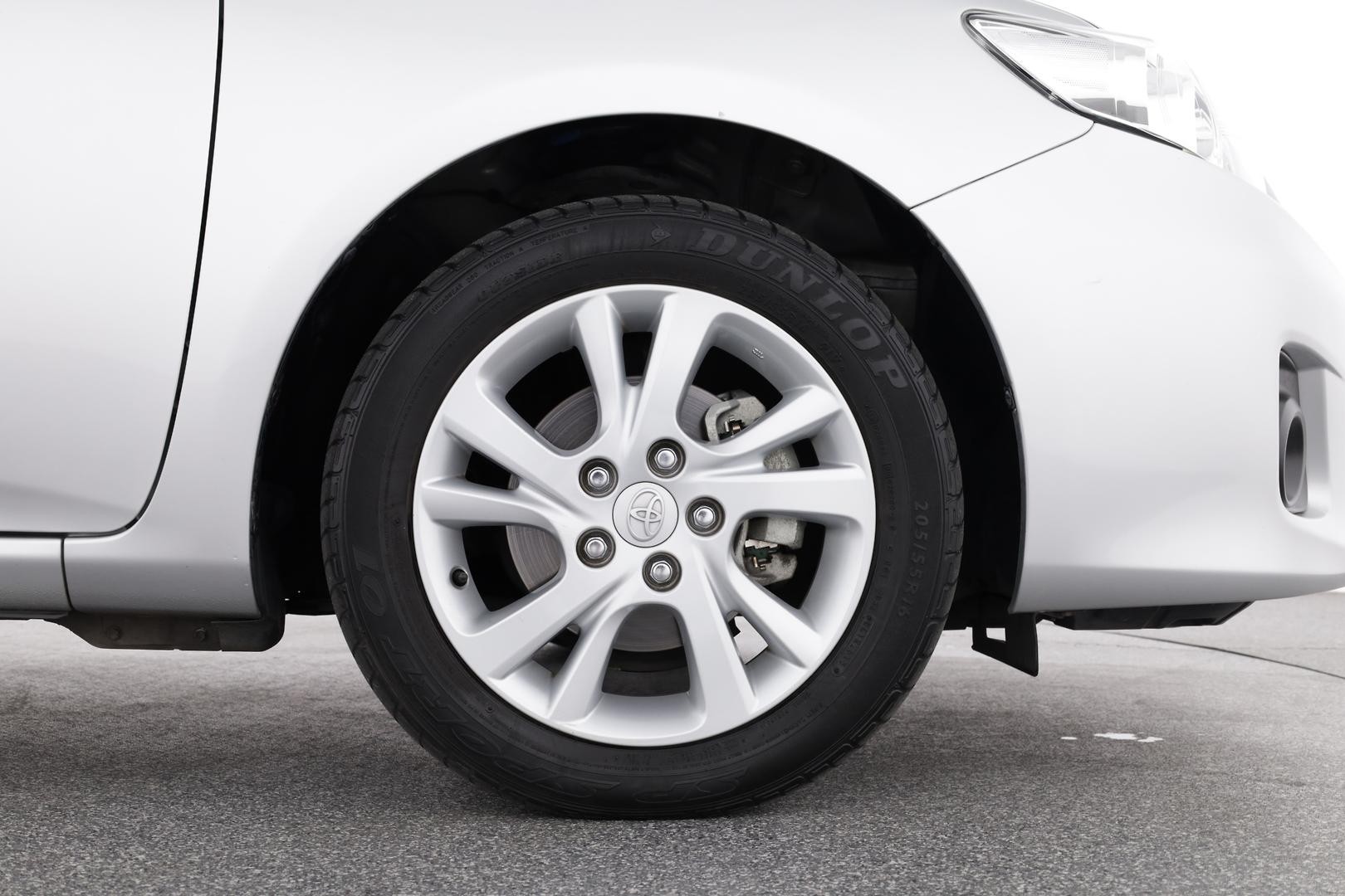 Toyota Corolla image 2