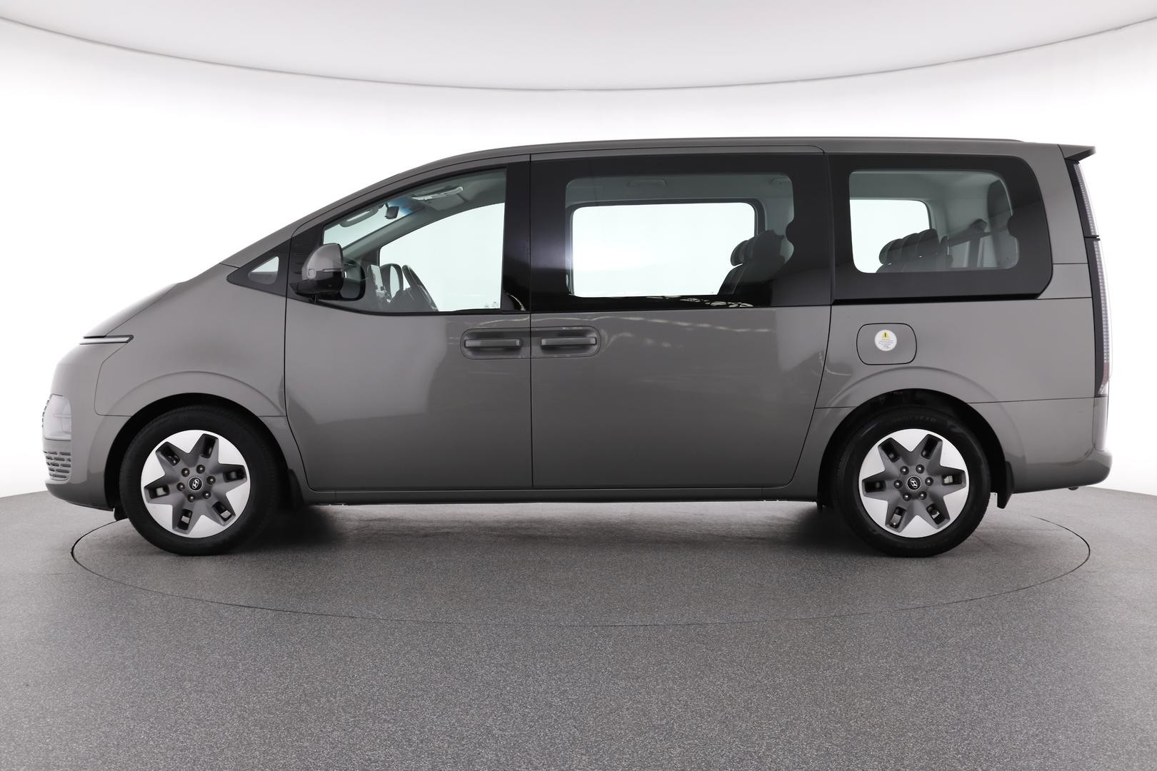 Hyundai Staria image 2