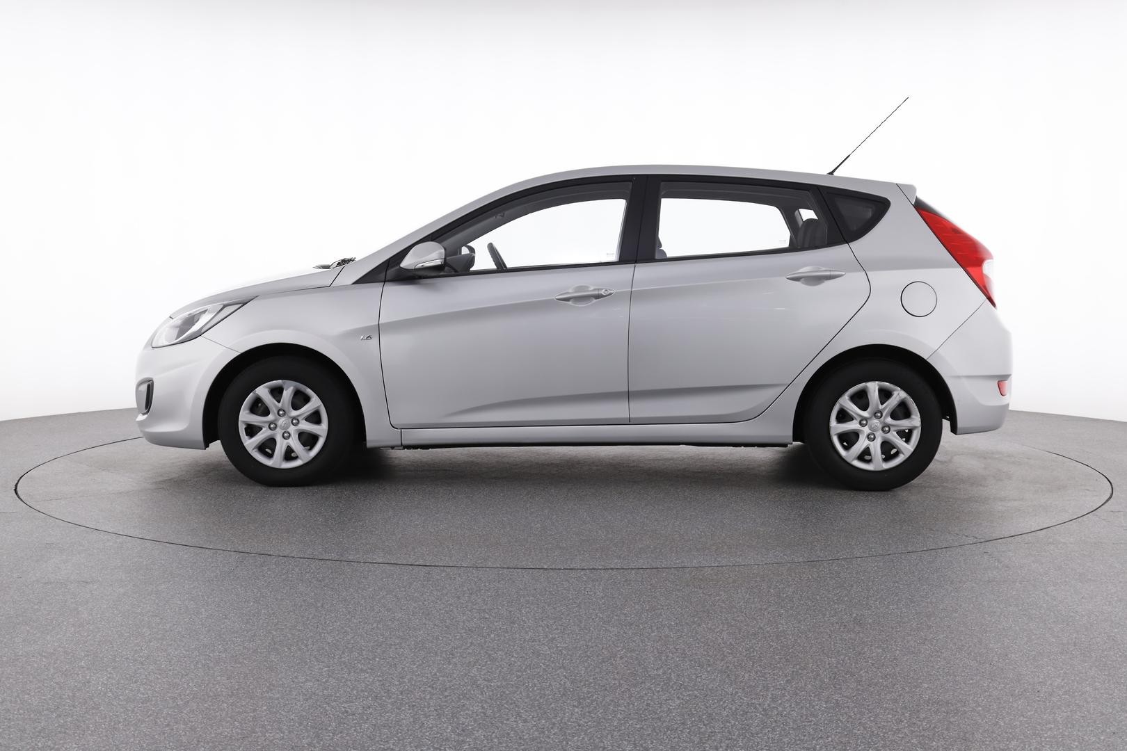 Hyundai Accent image 2