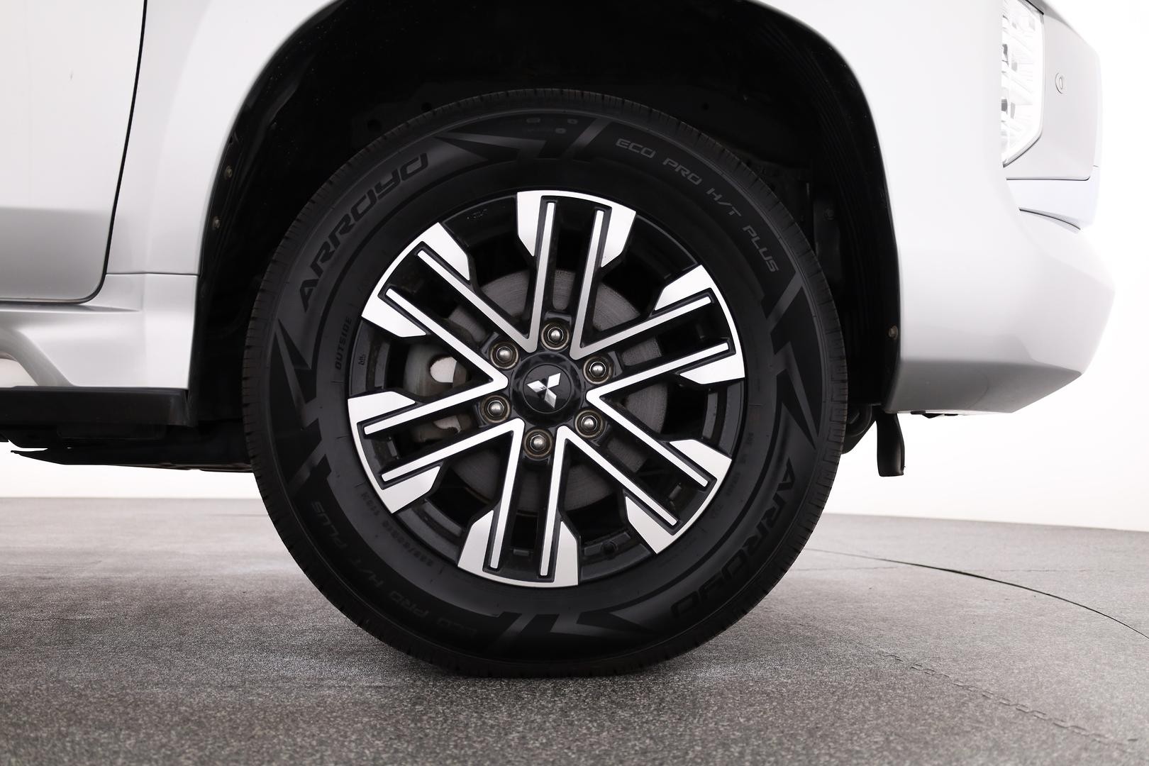 Mitsubishi Pajero Sport image 3