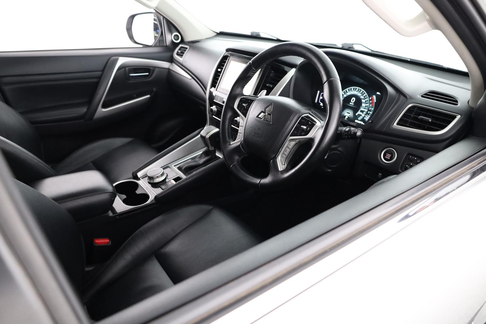 Mitsubishi Pajero Sport image 4