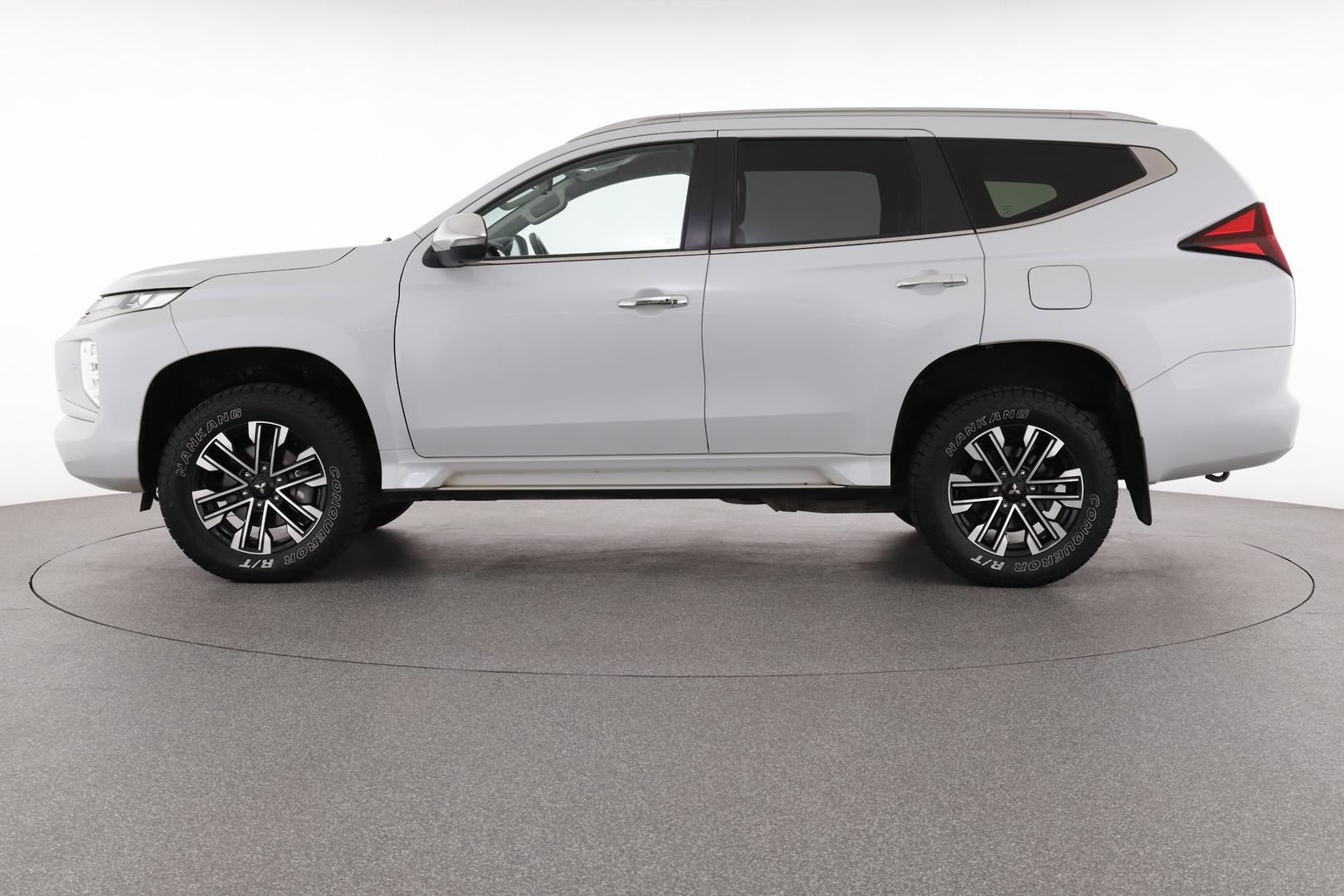 Mitsubishi Pajero Sport image 2