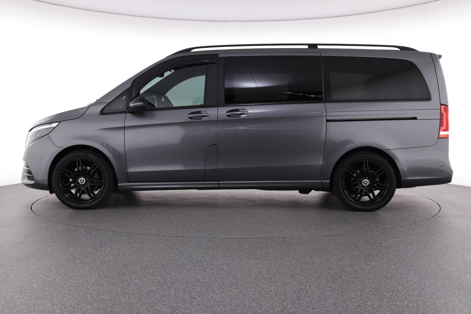 Mercedes Benz V-class image 2