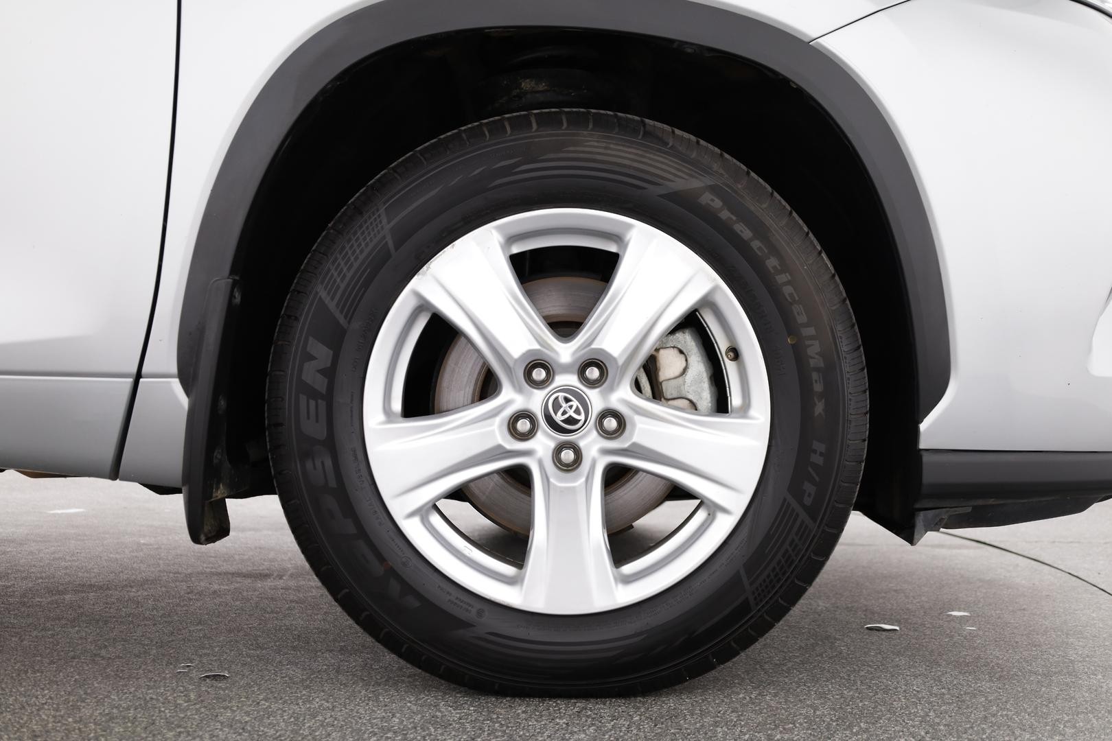 Toyota Kluger image 3