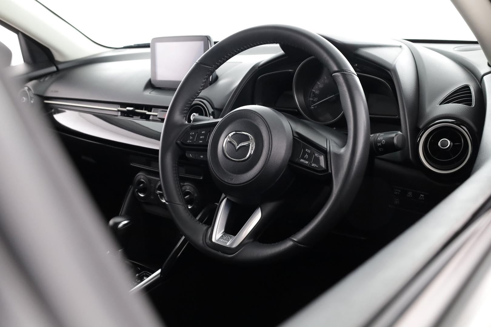 Mazda 2 image 2