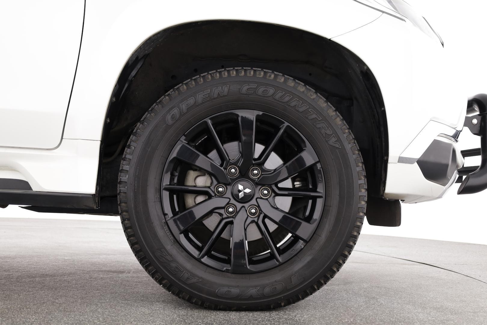 Mitsubishi Pajero Sport image 3