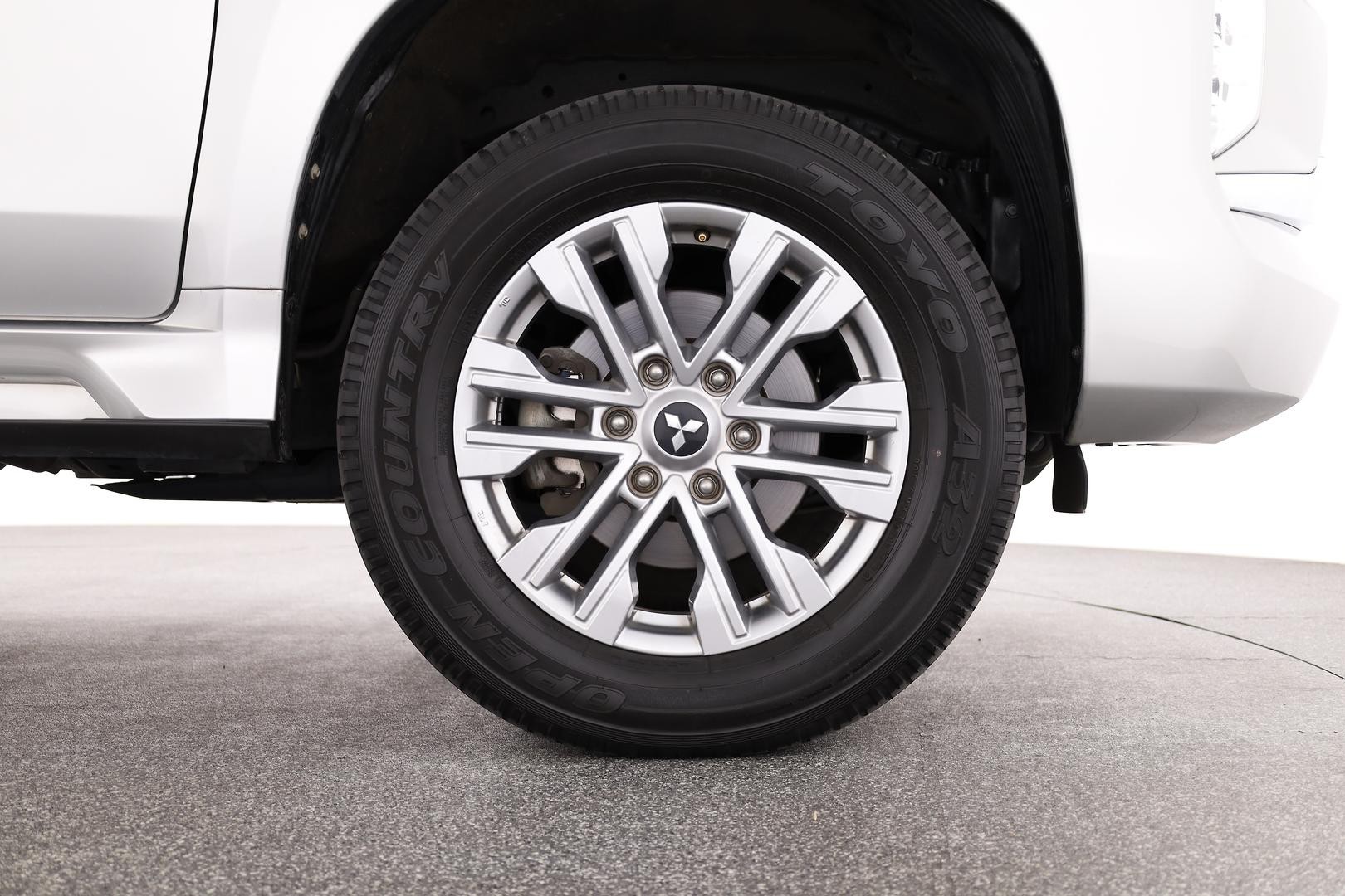 Mitsubishi Pajero Sport image 3