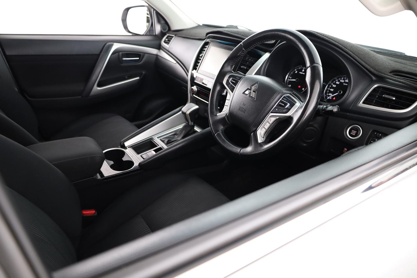 Mitsubishi Pajero Sport image 4