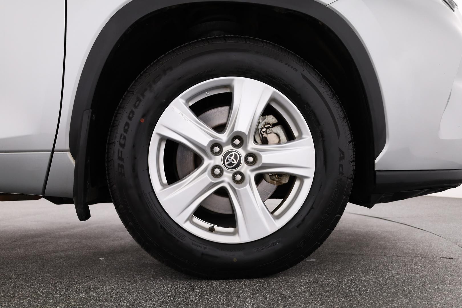 Toyota Kluger image 3
