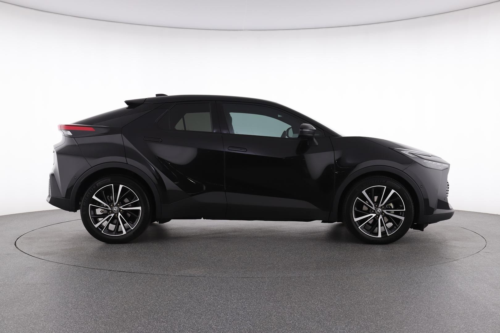 Toyota C-hr image 2