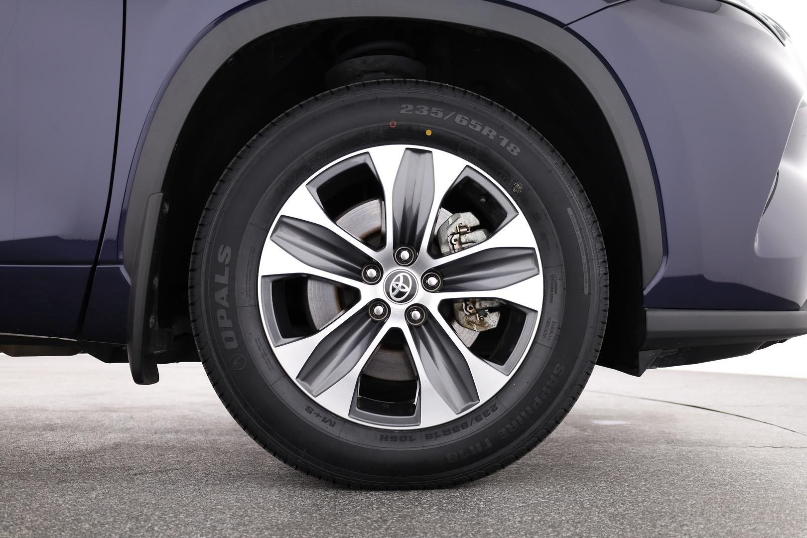 Toyota Kluger image 3