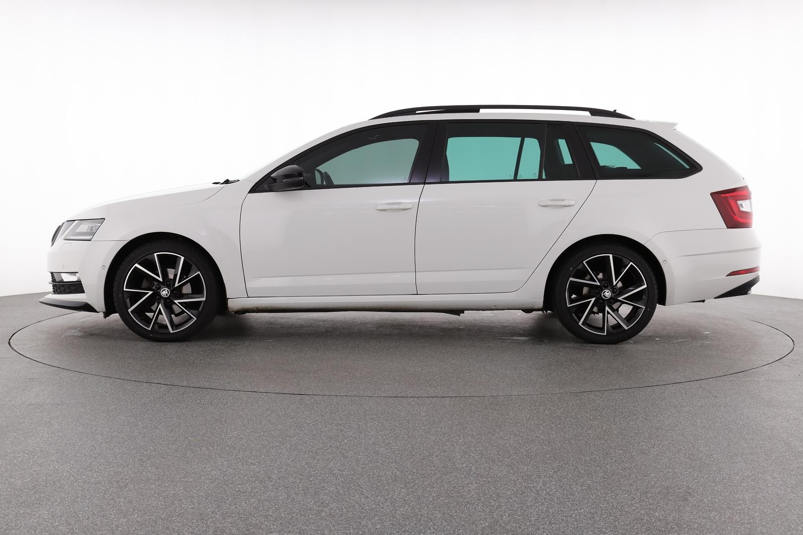 Skoda Octavia image 2