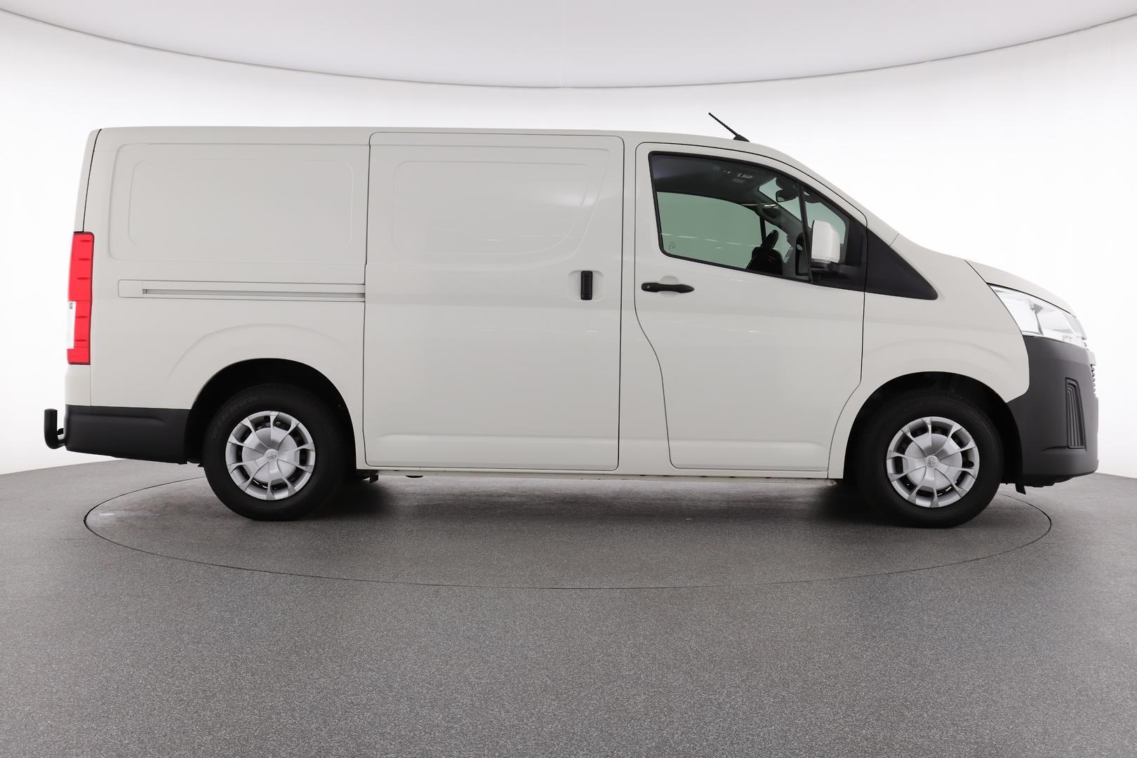 Toyota Hiace image 2