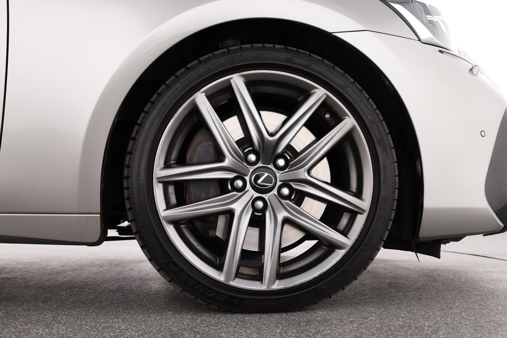 Lexus Is image 3