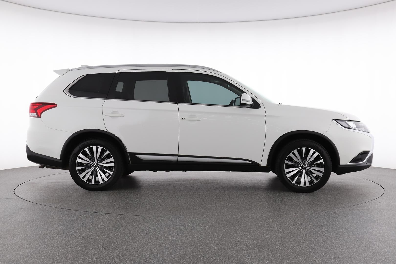Mitsubishi Outlander image 2
