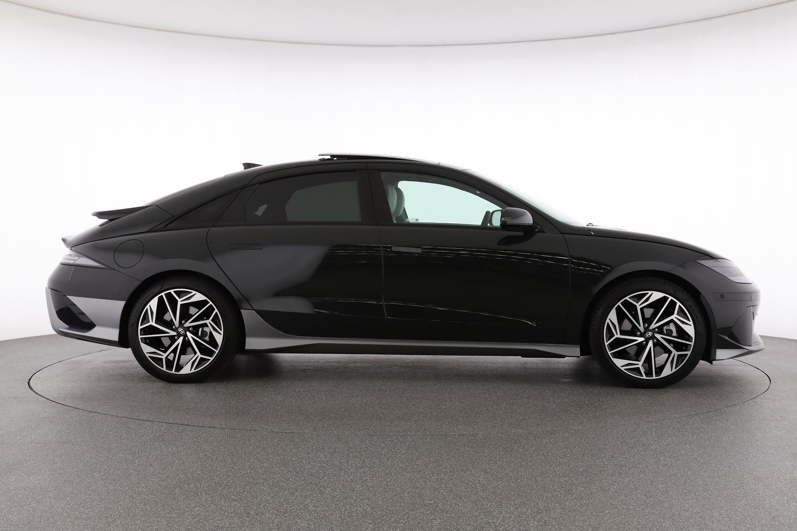 Hyundai Ioniq 6 image 2