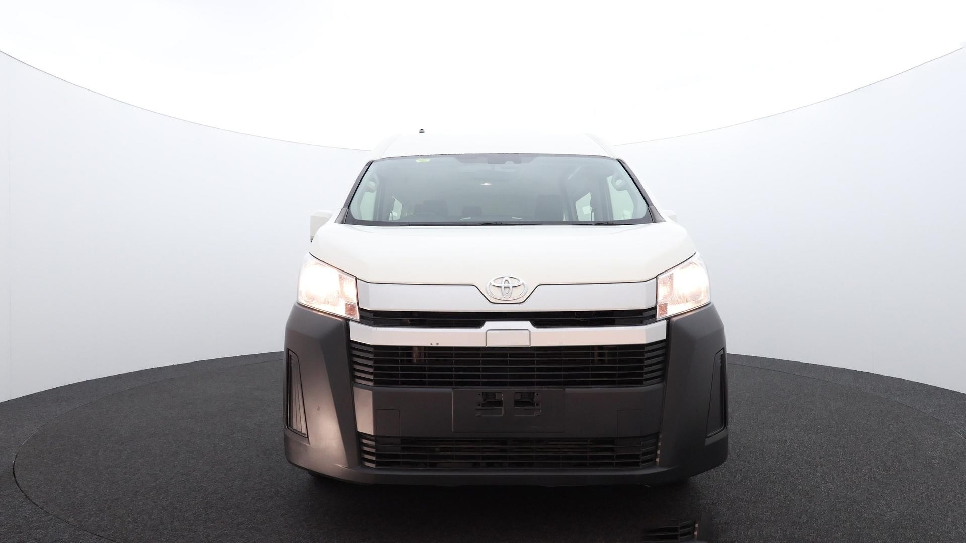 Toyota Hiace image 2