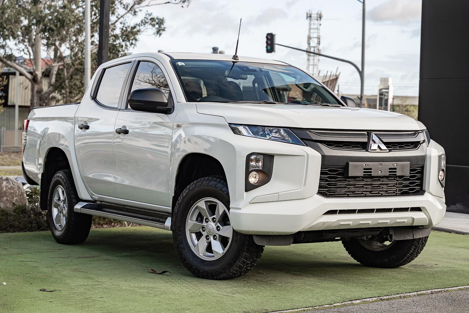 Mitsubishi Triton image 2
