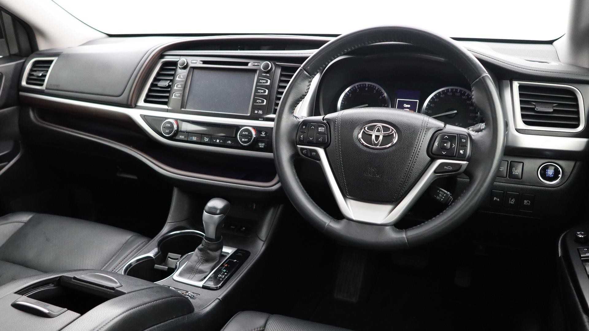 Toyota Kluger image 4