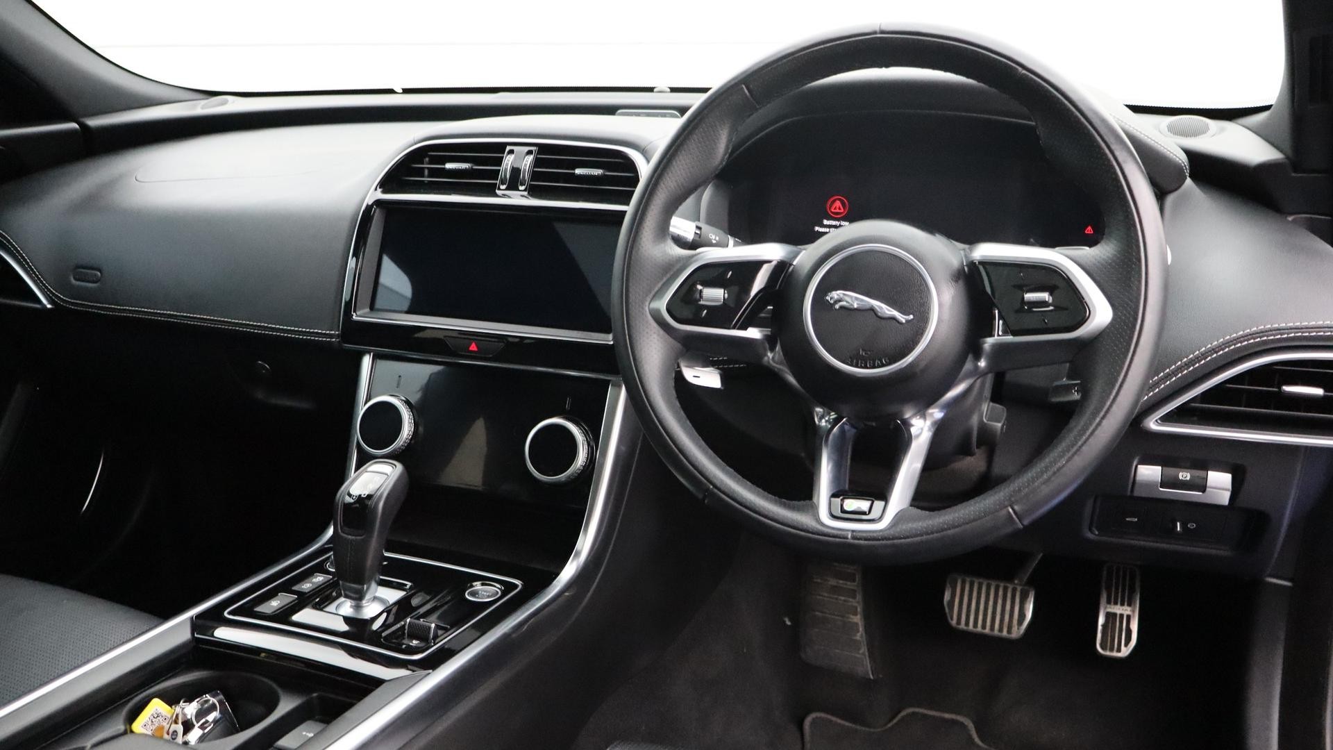 Jaguar Xe image 4