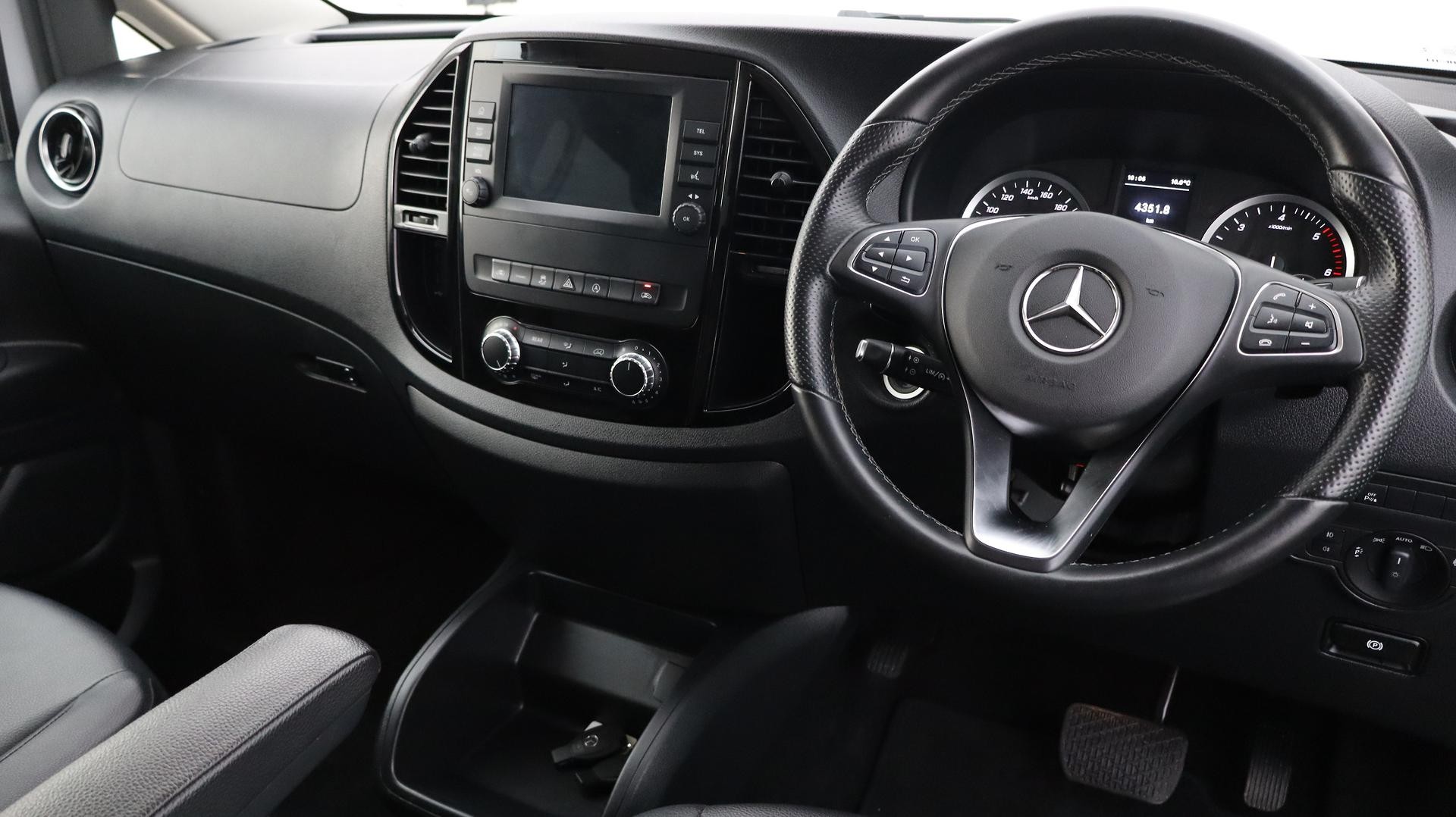 Mercedes Benz Valente image 4