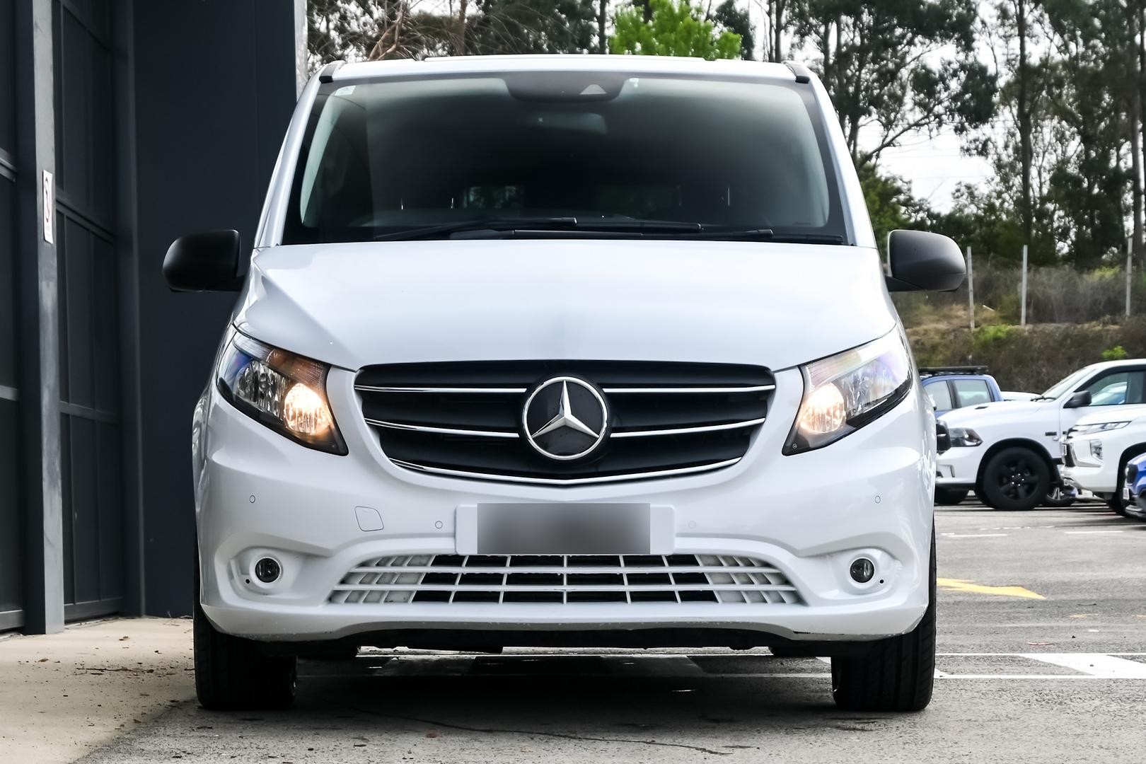 Mercedes Benz Valente image 2