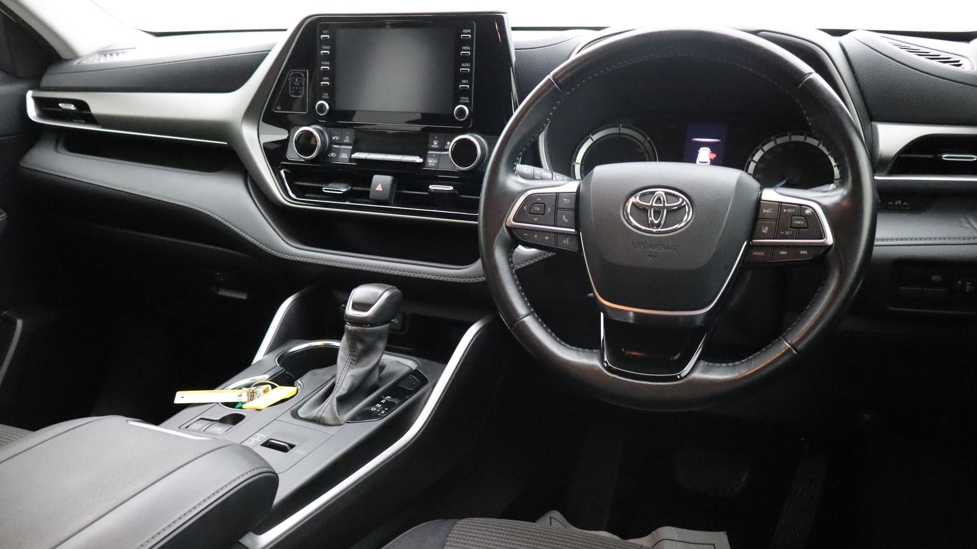 Toyota Kluger image 4