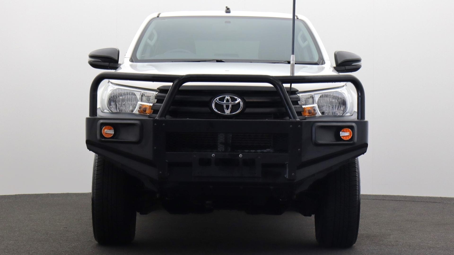 Toyota Hilux image 2