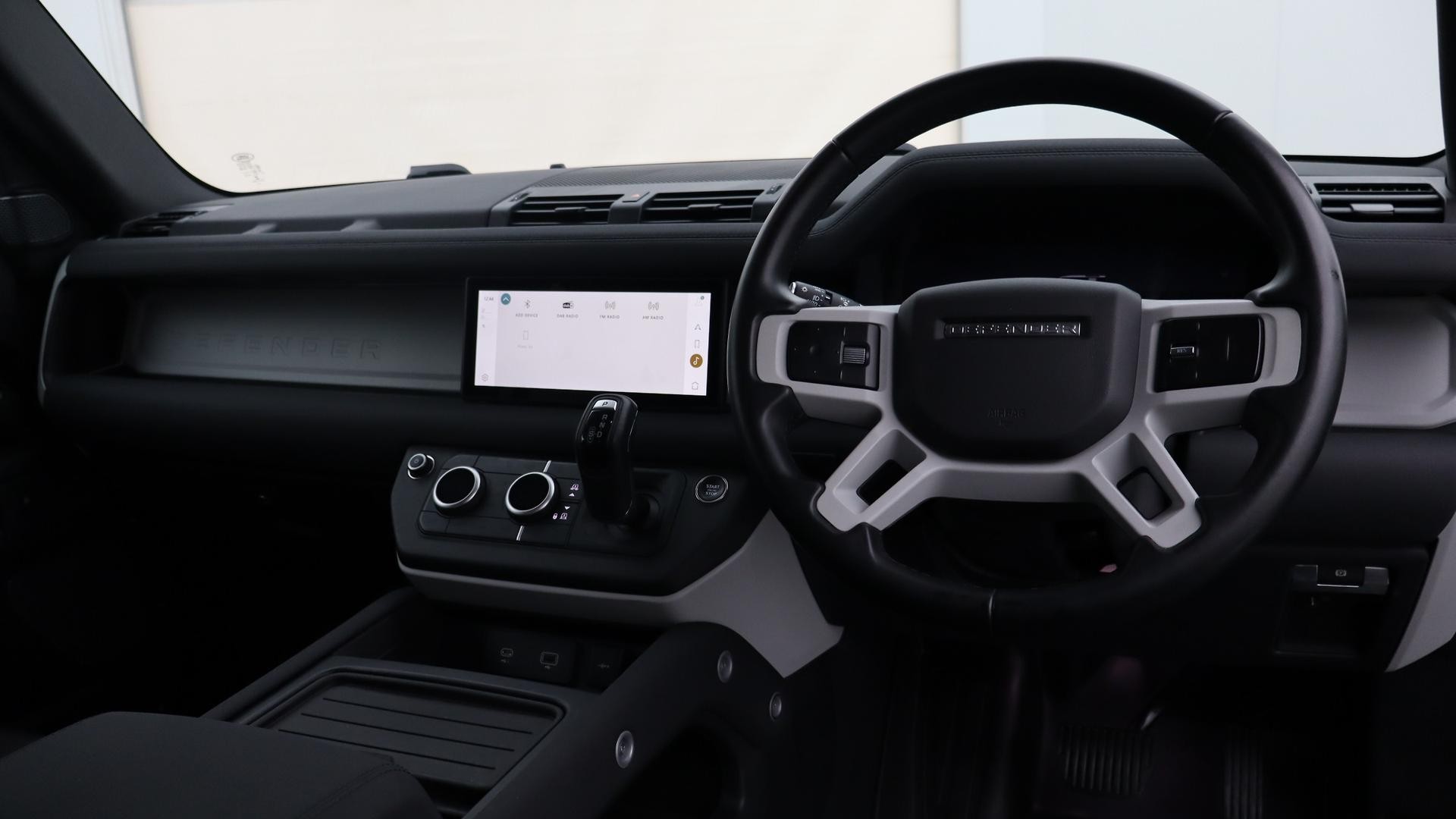 Land Rover Defender image 4