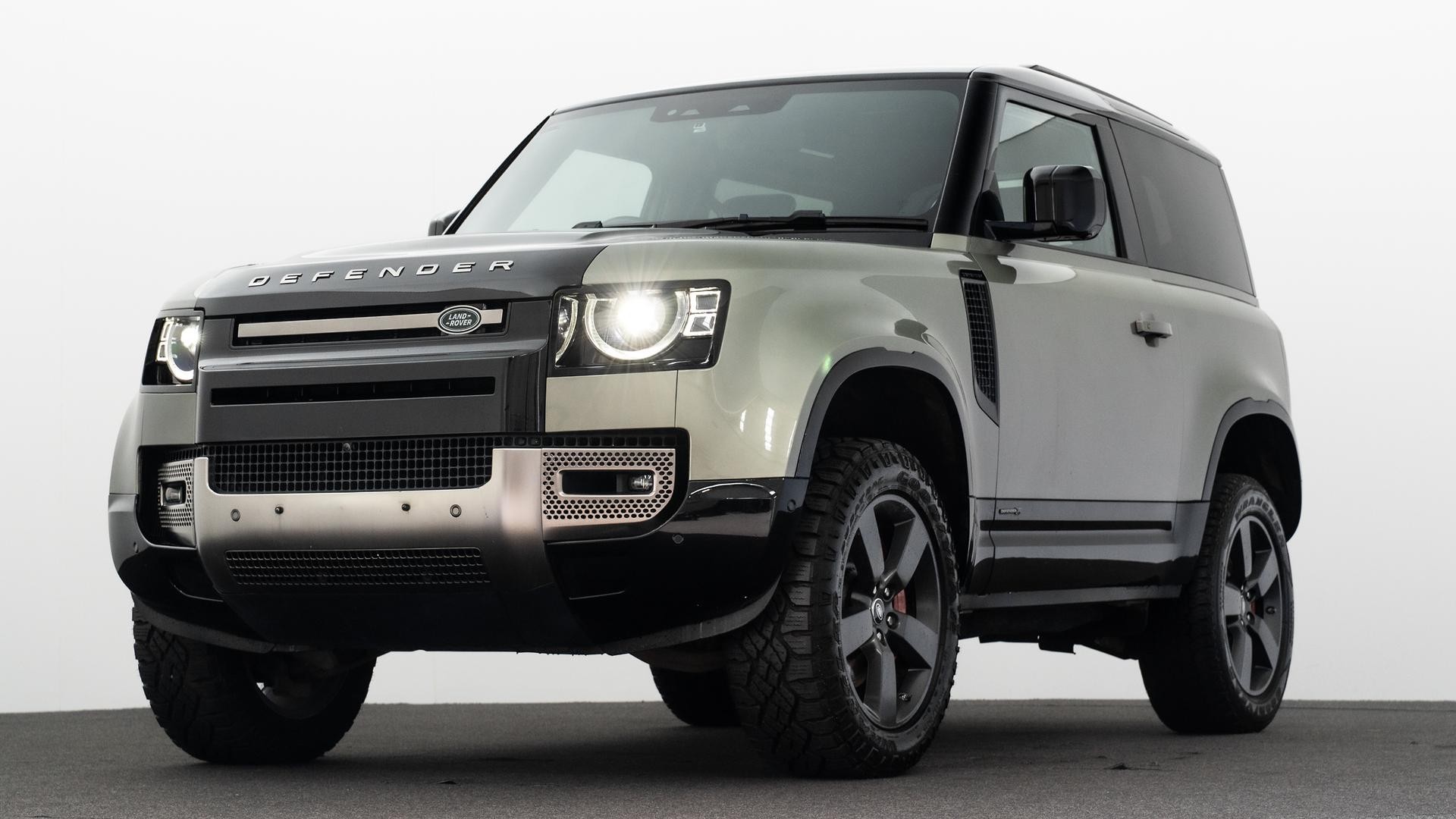Land Rover Defender image 1