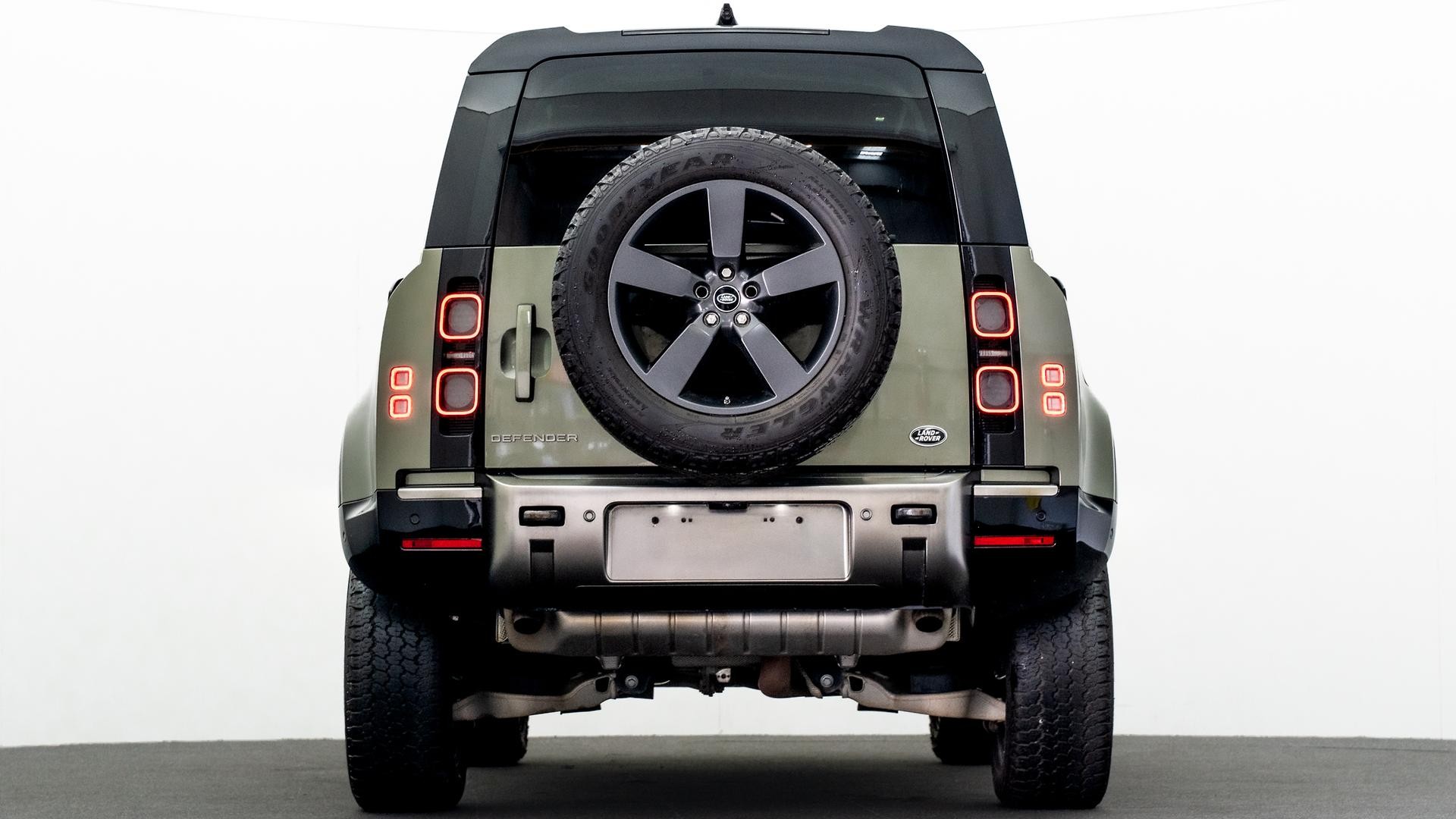 Land Rover Defender image 3