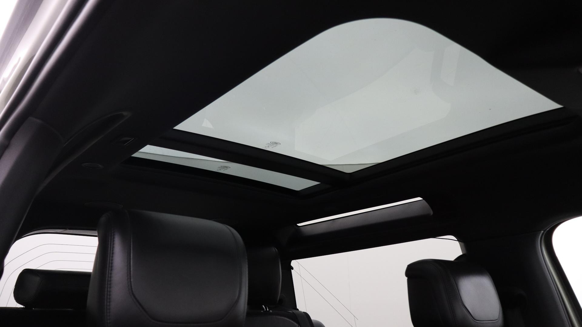 Land Rover Defender image 4