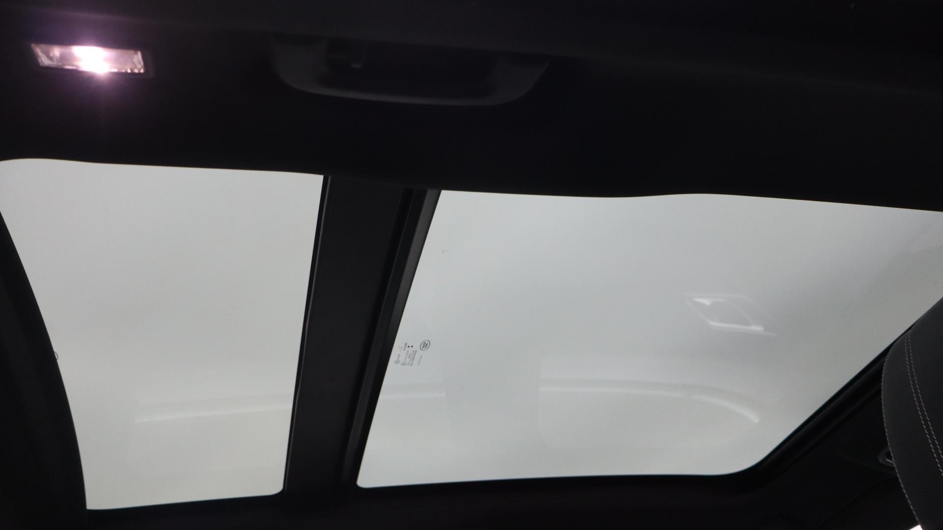 Land Rover Range Rover Velar image 4