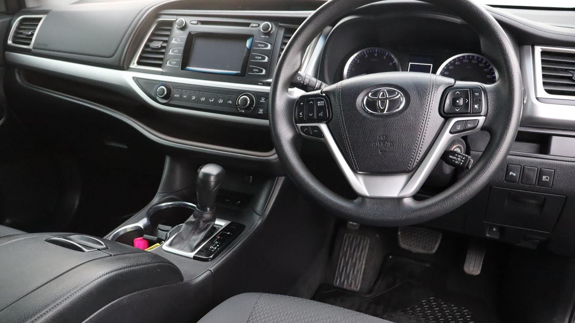 Toyota Kluger image 4